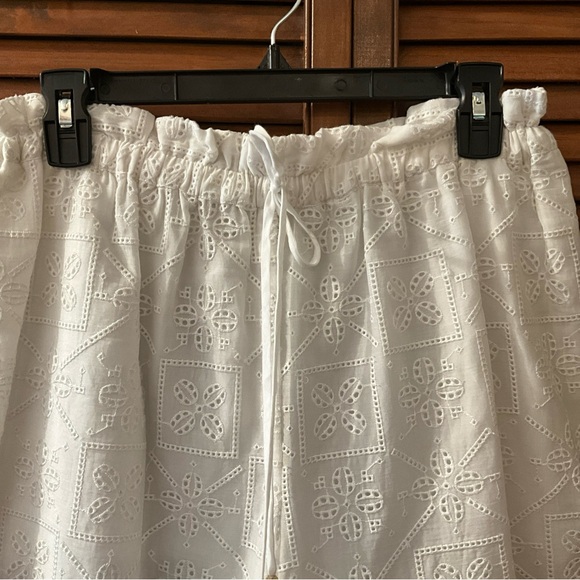 Jade by Johnny Was Love White Eyelet Embroidered Shorts NWT$169 SMALL - Picture 3 of 8